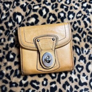 Coach ran Leather Women's Wallet trifold turn lock Wallet.